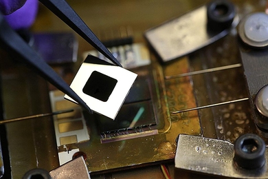 A nanophotonic solar thermophotovoltaic device composed of an array of multi‑walled carbon nanotubes as the absorber, a one‑dimensional silicon/silicon dioxide photonic crystal as the emitter, and a 0.55 eV photovoltaic cell.