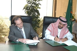 Center Director Professor John H. Lienhard and KFUPM Rector Khalid S. Al-Sultan signing the research contract.