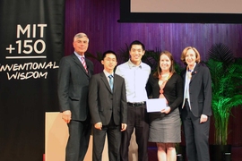 MIT President Susan Hockfield and her husband, Dr. Thomas Byrne, award a Global Challenge Juried Award to Team Solar Autoclave.