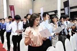 Members of SUTD's inaugural class recite the SUTD Student Honor Code, which was written by the students.