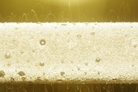 Images such as this, showing droplets being shed from a superhydrophobic surface (light band at center), revealed the charging of the droplets.