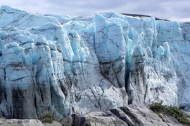 A photo of the edge of the Greenland ice sheet. “With our technique, we can continuously monitor ice sheet volume changes associated with winter and summer,” Germán Prieto says.
