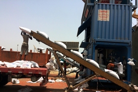 Most current food aid shipments, MIT PhD student Mark Brennan says, “have been using the same packaging for decades,” mostly paper and woven polypropylene bags. Pictured are food aid operations at an African port.
