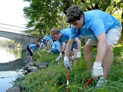 Freshmen clipped weeds and cleaned along the banks of the Charles River in Boston on Sept. 3 as part of the annual community service event CityDays. <a onclick="MM_openBrWindow('frosh-citydays-enlarged.html','','width=509, height=583')"><span onmouseover="this.className='cursorChange';">Open image gallery</span></a><noscript> <a href="frosh-citydays-enlarged.html"><em>(no JavaScript)</em></a>...