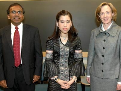 GEM4 Director Subra Suresh, Professor Dr. Her Royal Highness Princess Chulabhorn Mahidol of Thailand and MIT President Susan Hockfield pose together at the Oct. 12 launch of the Global Enterprise for Micro-Mechanics and Molecular Medicine at MIT.
