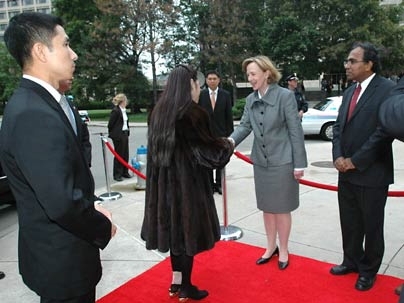 MIT President Susan Hockfield welcomes Professor Dr. Her Royal Highness Princess Chulabhorn Mahidol of Thailand to MIT on Wednesday, Oct. 12, for the launch of the the Global Enterprise for Micro-Mechanics and Molecular Medicine (GEM4). GEM4 Director Subra Suresh looks on at right.