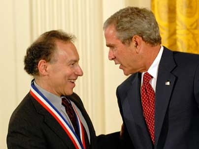 Robert Langer receiving the Medal of Science from President George W. Bush