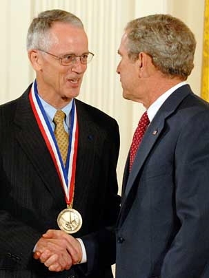 Charles Vest receiving the Medal of Technology from President George W. Bush