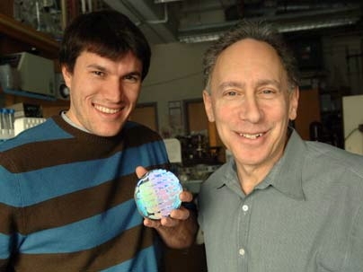 Graduate student Christopher Bettinger and Robert Langer, Institute Professor and professor of chemical engineering and bioengineering, have developed a way to make capillaries grow on a nano-patterned surface.