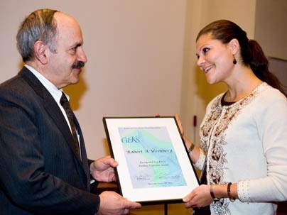 MIT Professor Robert Weinberg receives the Georg and Eva Klein Award from Crown Princess Victoria of Sweden at a ceremony in Stockholm on Jan. 29, 2008.