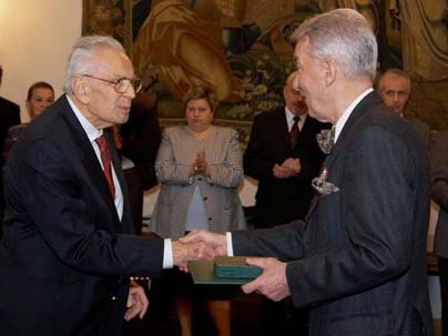 MIT Professor Emeritus JÃ¡nos MiklÃ³s BeÃ©r is awarded the Hungarian President's Award by the President of the Hungarian Academy of Sciences, Dr. Szilveszter Vizi (right), at a ceremony at the academy in Budapest, Hungary.
