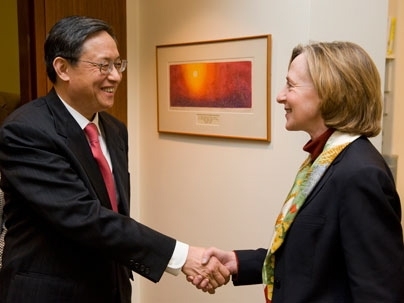 Zhou Wenzhong, the Chinese ambassador to the United States, meets with MIT President Susan Hockfield before addressing the MIT China Forum on Feb. 10. The ambassador later spoke at the forum about China's development and China-U.S. Relations.