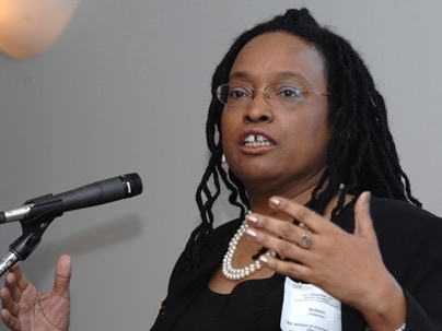 Robbin Chapman SM '99, PhD '06, manager of diversity recruitment in the School of Architecture and Planning, welcomes participants to a diversity roundtable discussion held Monday, March 9, at the Faculty Club at MIT.