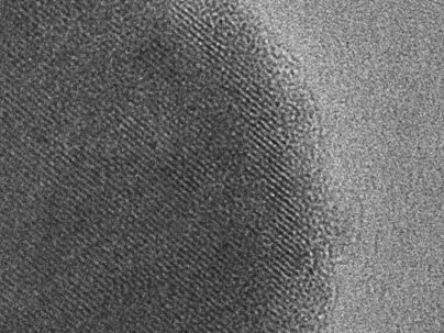Scanning electron micrograph of a particle of the new battery material. Dark area indicates the inside of the particle surrounded by a lighter surface layer only five nanometers wide.