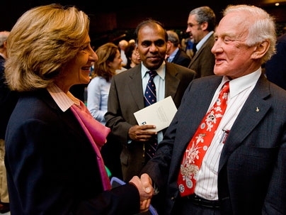 MIT President Susan Hockfield shakes hands with MIT alum Buzz Aldrin ScD '63.