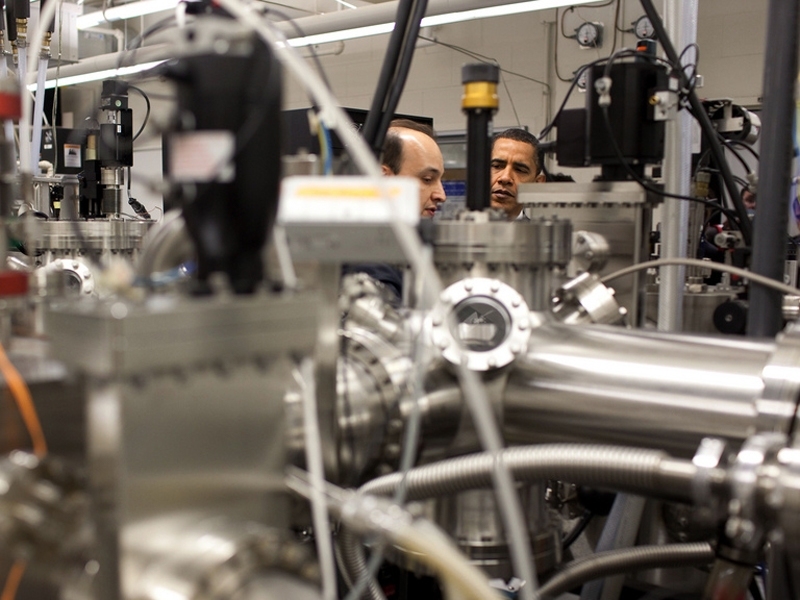 President Barack Obama talks with MIT Professor Vladimir Bulovic during his tour of MIT research laboratories.