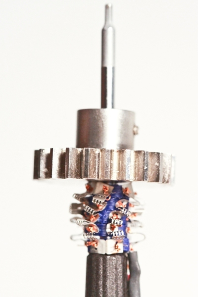 A different arrangement of the actuators is able to lift a weight of almost 17 grams. The researchers’ theoretical analysis suggests that their shape-memory actuators could exert a force 160 times their own weight.