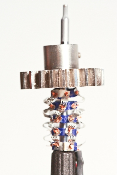 The actuators connecting the rings can be activated simultaneously to maximize the force they exert, or separately to exert forces in different directions.