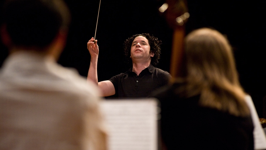 An upbeat from Gustavo Dudamel inspires the MIT Symphony Orchestra in a public rehearsal on April 16.
