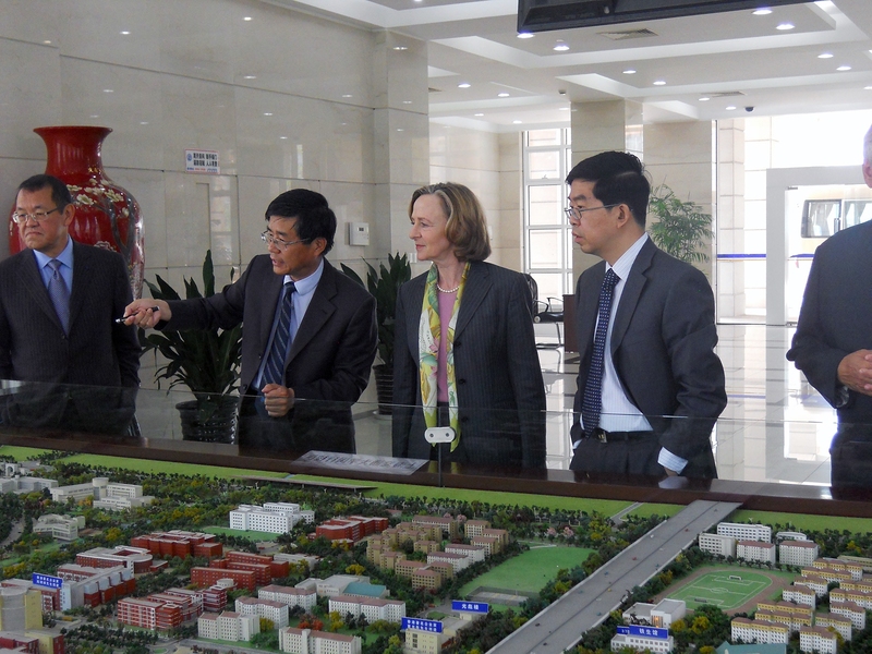 Jin Wei, director of international cooperation and exchange at Shanghai Jiao Tong University, points to a model of the campus on Wednesday, June 23, as President Susan Hockfield looks on. At left is CSAIL Director Victor Zue; at right is SJTU Vice President Huang Zhen.