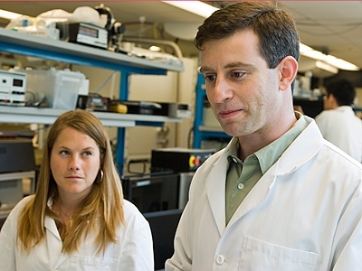 Postdoctoral fellow Bonna Newman PhD ’08 and Tonio Buonassisi, the SMA Assistant Professor of Mechanical Engineering and Manufacturing, discuss their work studying the retrograde melting property of silicon.