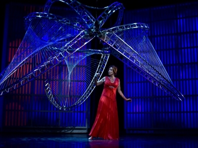 Using a new technique known as "disembodied performance," the sounds and lights from the chandelier evoke the emotions of Simon Powers.