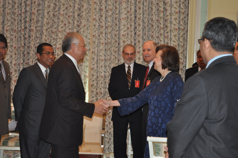 At left, Dato' Seri Mohamed Khaled bin Nordin, Minister of Higher Education, Malaysia, and Najib Tun Razak, Prime Minister of Malaysia, as MIT's Eric Grimson and Yossi Sheffi look on