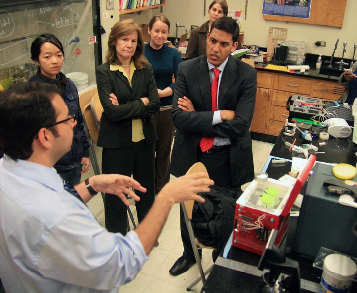D-Lab’s Jose Gomez Marquez shows Shah some of D-Lab's projects.
