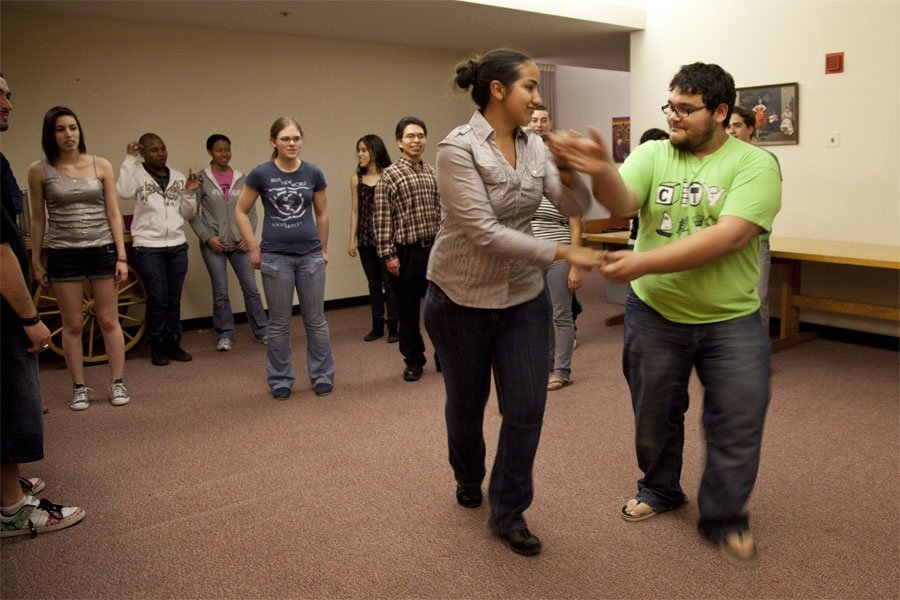The residents of Spanish House - one of the cultural houses in the New House dormitory - know that there is nothing better than dancing on a Saturday night, and proved it by teaching prefrosh how to salsa.