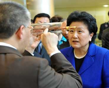 Liu learns about some of the research of Gang Chen, the Carl Richard Soderberg Professor of Power Engineering.