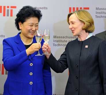 Madame Liu Yandong, State Councilor of the People’s Republic of China, and MIT President Susan Hockfield celebrate the signing of an agreement to encourage collaboration between MIT and Shanghai Jiao Tong University and establish a fellowship program with the China Scholarship Council to sponsor students from China to study at MIT.