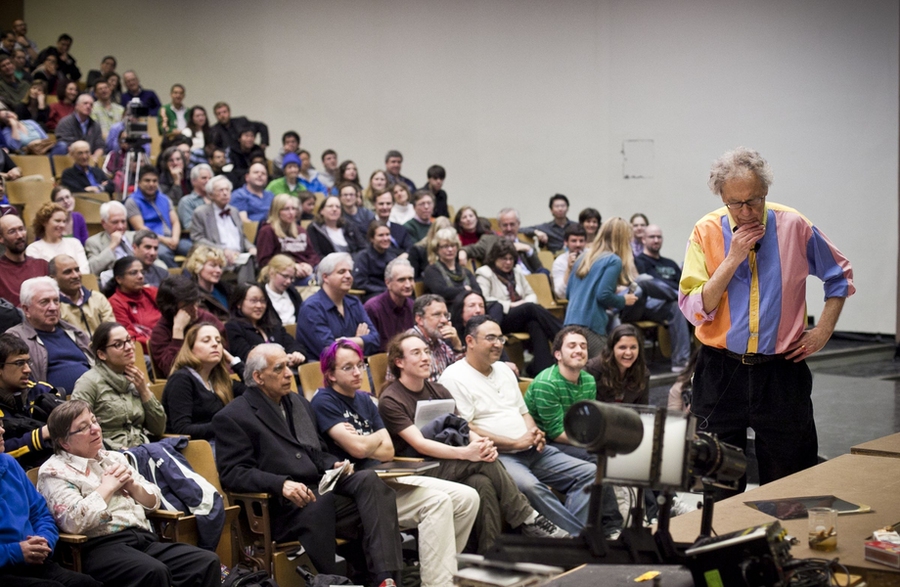 An overflow crowd came to watch Lewin demonstrate his famous lectures, which have been viewed by more than 5 million people on sites like MIT's OpenCourseWare.