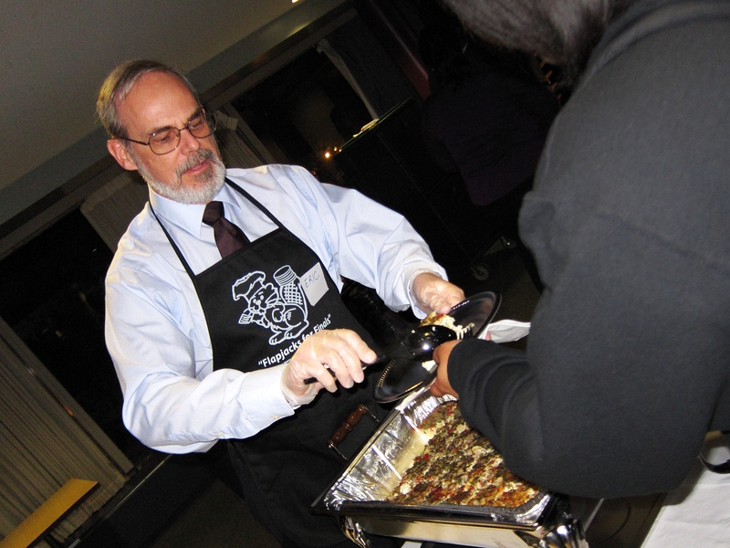 MIT Chancellor Eric Grimson serves up frittata to hungry students taking a break from studying. 