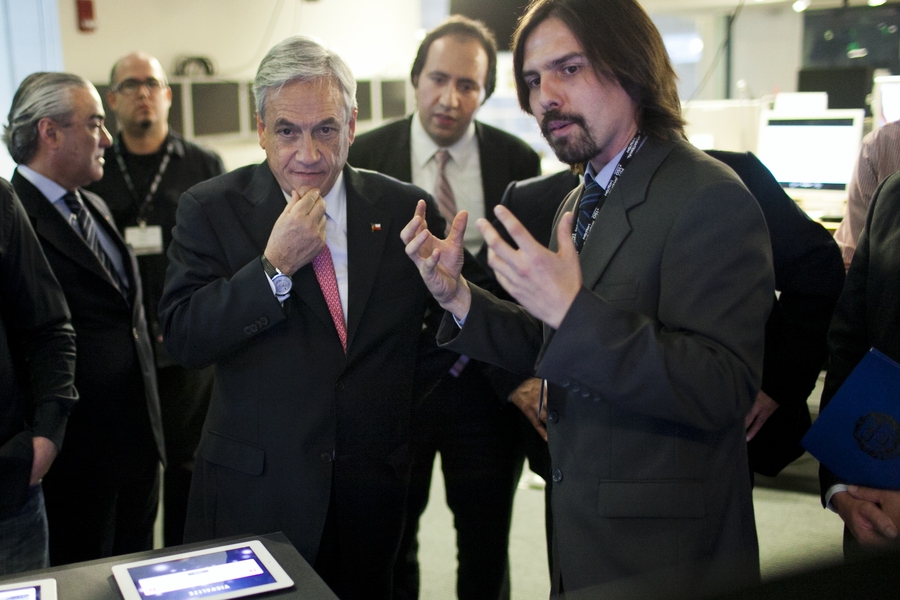 Piñera listens in while Media Lab Assistant Professor César A. Hidalgo describes a Mobile Virtual Reality project
