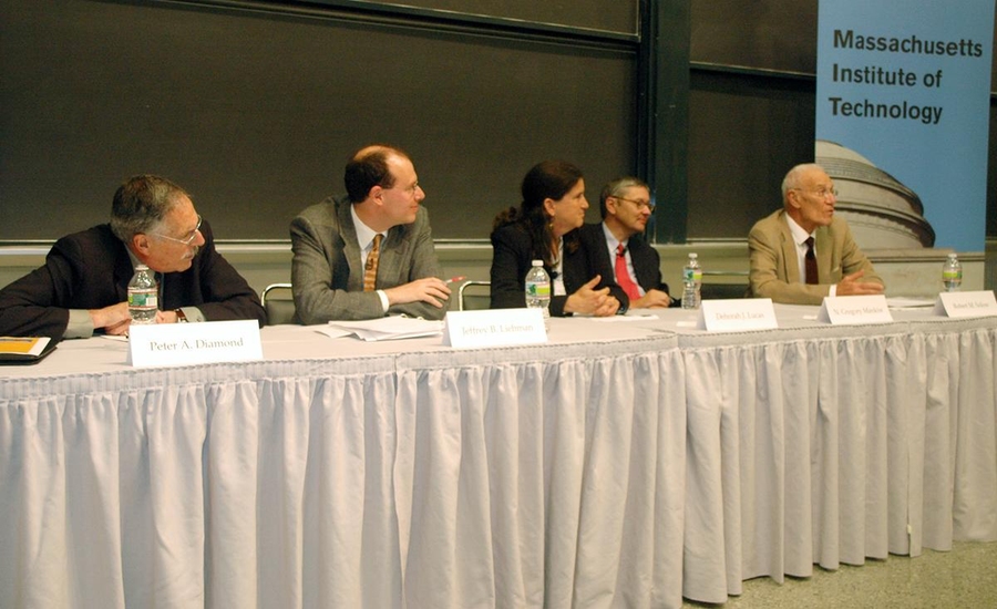 From left to right: Institute Professor emeritus Peter Diamond; Jeffrey Liebman, a professor at the Harvard Kennedy School; Deborah Lucas, a professor at the MIT Sloan School of Management; Harvard economist Gregory Mankiw; and Solow.