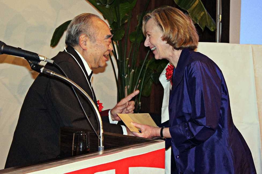 MIT President Susan Hockfield greets Hiroya Fujisaki, a former president of the MIT-Japan Alumni Club.