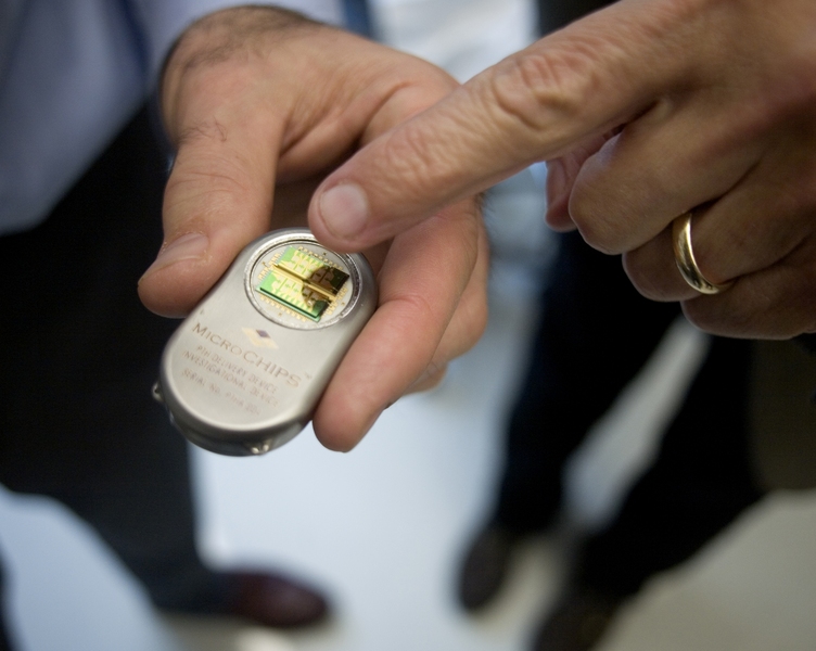 This implantable medical device, developed by professors Robert Langer and Michael Cima and colleagues, allows repeated wireless drug delivery in lieu of injections.