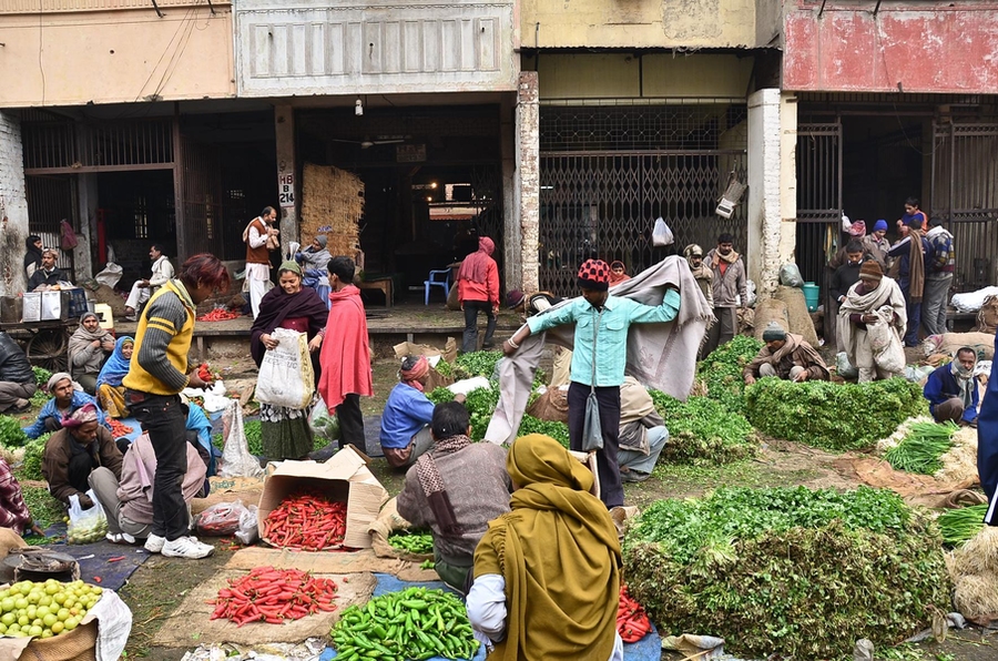 Produce traders organize and sort vegetables at Azadpur market. New business models, policies and technologies could help reduce inefficiencies and waste from farm to market.