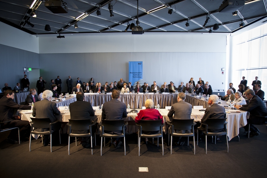 Rousseff and Hockfield host a roundtable discussion that brings together officials from the Brazilian government and MIT.