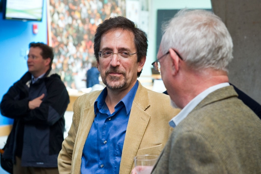Revkin talks with MIT faculty.