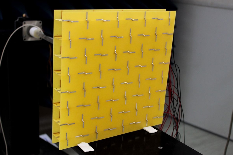 To prevent microwaves passing through it from reflecting backward, a new 'metamaterial' uses antennas of alternating orientations (top) that are connected by amplifier circuits (bottom).