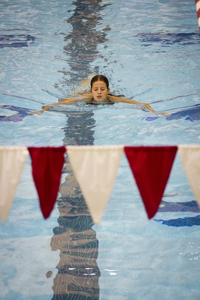 Students do not have to be Olympic-caliber swimmers. Whether they choose the breastroke, backstroke, doggy paddle or crawl, the only things that matters is swimming for 100 yards without stopping. 