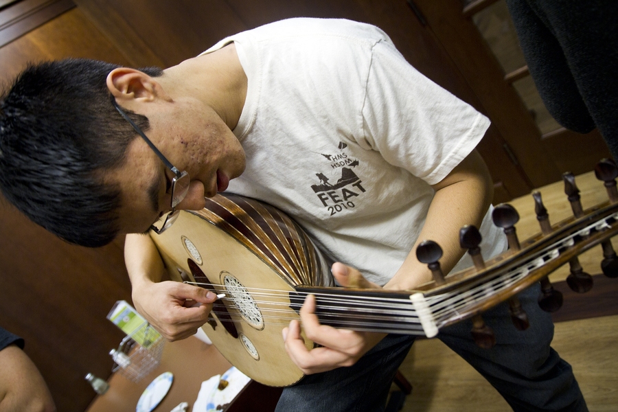 Students were very interested in the oud, with many trying their hand at the instrument and asking about its origins and construction after the performance.