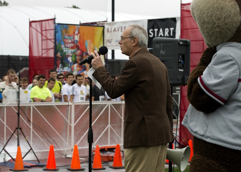 Reif, with the help of Tim the Beaver, announces the start of the race.