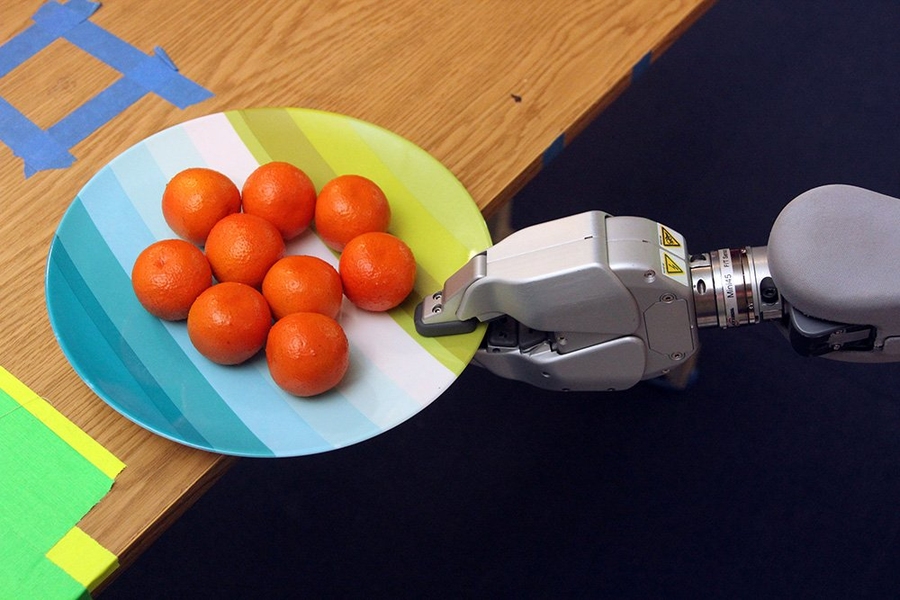 Jennifer Barry's algorithm enables the PR2 to slide a laden plate to the edge of the table, where it can grip the edge of the plate without tipping it over.