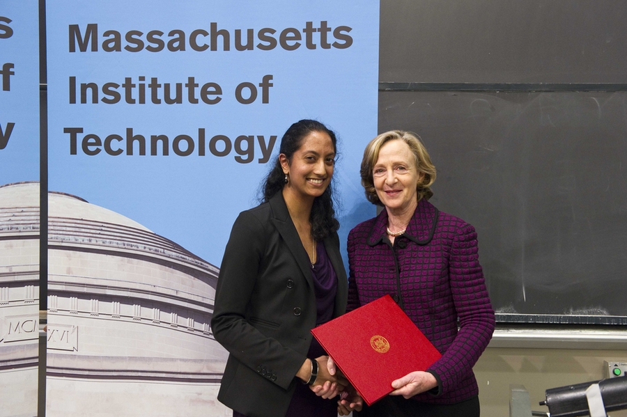 Former MIT President Susan Hockfield presents the 2012 Laya W. Wiesner Award to Vidya Eswaran '12.