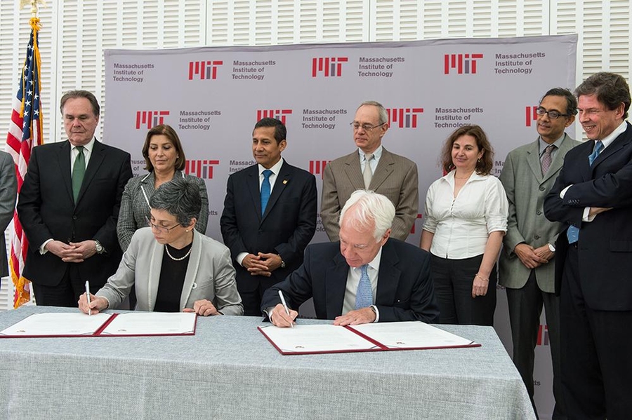 María Gisella Orjeda Fernández (seated at left), president of the Science, Technology and Technological Innovation National Council of Peru (CONCYTEC), and MIT Vice President Claude Canizares signed a letter establishing a "mutually beneficial collaboration" in the areas of education and research.  
