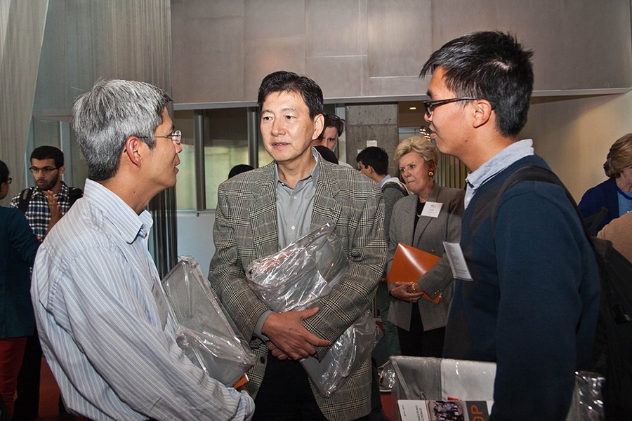 From left: Stacy Ho, senior technical manager at MediaTek, talks with EECS Professor Hae-Seung Lee and his advisee, SuperUROP student Yonglin Wu.