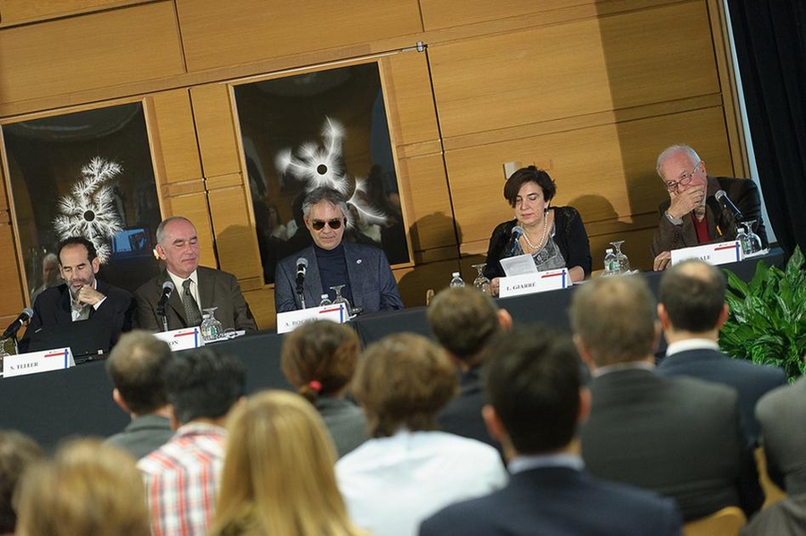 Participating in the "Challenges" workshop are (from left) MIT professor Seth Teller; Jeffrey Newton, MIT's vice president for resource development; Andrea Bocelli; Professor Laura Giarré, scientific coordinator of the Andrea Bocelli Foundation; and Professor Roberto Barale of the Università di Pisa.