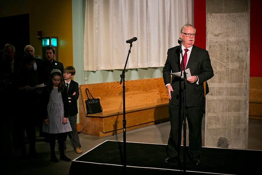 Speaking before the unveiling of a portrait of Vest at the Stata Center, Boston University president Bob Brown, who was MIT's provost under Vest, described the process that led to Vest's selection of Frank Gehry as the building's architect. 